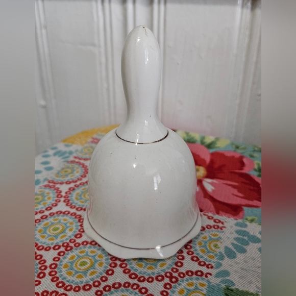 Vintage White Souvenir Luray Caverns VA Virginia Ceramic Bell Metro Taiwan - Picture 2 of 4